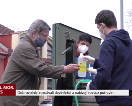Dobrovolníci rozdávali dezinfekci a nabízejí rozvoz potravin