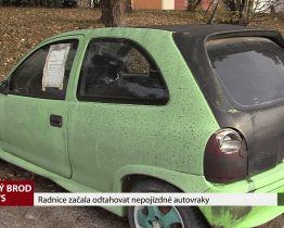 Radnice začala odtahovat nepojízdné autovraky