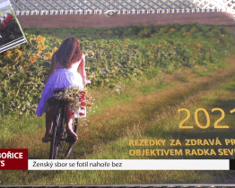 Ženský sbor se fotil nahoře bez