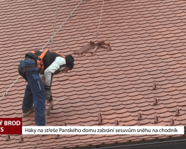 Háky na střeše Panského domu zabrání sesuvům sněhu na chodník