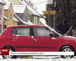 Silnice a chodníky pokryl led a sníh