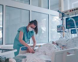 Studentka pomáhá na covidovém oddělení