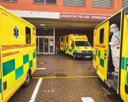 Záchranáři pomáhají v nemocnicích s covidovými pacienty