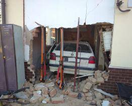 Řidič prorazil zeď hasičské zbrojnice