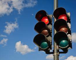 V Březnické ulici budou dopravu řídit inteligentní semafory