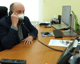 Pracovníci informační linky dostávají desítky dotazů denně