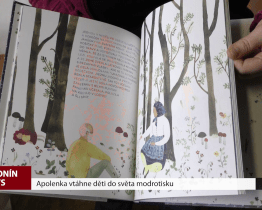 Apolenka vtáhne děti do světa modrotisku