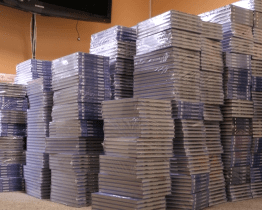 Nemocnice dostala knihy a další dary