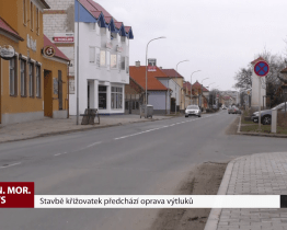 Stavbě křižovatek předchází oprava výtluků