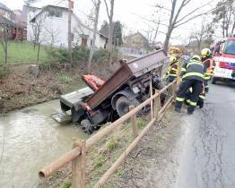 Řidič špatně zabrzdil nákladní automobil, ten skončil v potoce