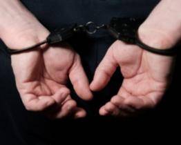 Zdrogovaný muž se pokusil uškrtit prostěradlem devatenáctiletého mladíka