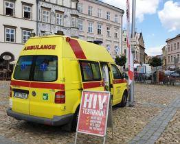 Do Zlína přijede sanitka s AIDS pomocí