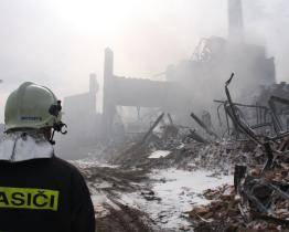 Před deseti lety bojovaly stovky hasičů s enormním požárem v Chropyni