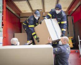 Zlínský kraj dostal 227 tisíc antigenních testů pro školy, rozváží je hasiči