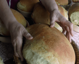 V Sidonii pekli velikonoční chleba ve sklářské peci 