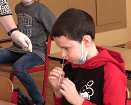 Žáci prvního stupně se začali ve školách testovat