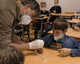 Návrat žáků do škol provázelo testování
