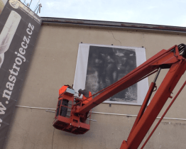 Velkoformátové tisky připomínají Miroslava Tichého