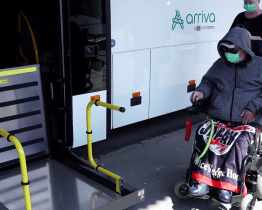 V kraji začaly jezdit autobusy se speciální plošinou pro vozíčkáře