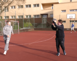 Kyjovští basketbalisté trénují u školy