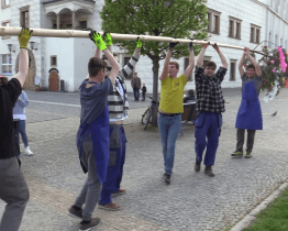 Slovácký soubor vztyčil na náměstí máj