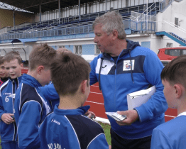 Mladí fotbalisté pilují techniku