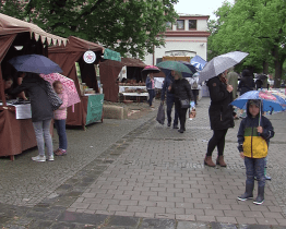 Ani déšť neodradil návštěvníky prvního farmářského trhu
