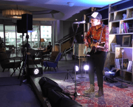 Kafé v kině otevřel James Harries