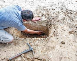 Pod chodníkem se ukrýval 550 let starý poklad