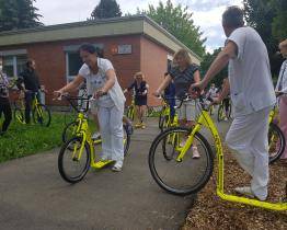 Lékaři se po nemocnici proháněli na koloběžkách