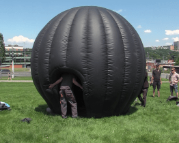 Vetřelec spadlý z nebe okukoval město