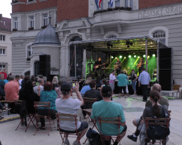 Letní scénu otevřeli The Candies a Petr Bende