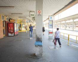 Bezdomovcům na autobusovém nádraží odzvoní