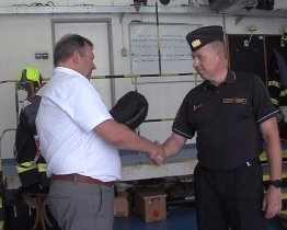 Město darovalo hasičům nový defibrilátor