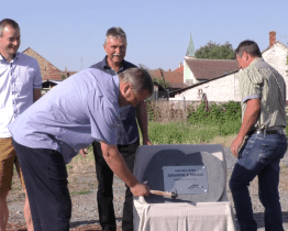 Stavba zdravotního střediska začala položením základního kamene