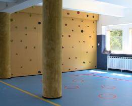 Z nevyužívaných prostor je herna na stolní tenis, dílna nebo tělocvična