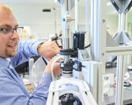 Na zlínské univerzitě vyvíjí robota na ochranu rajčat