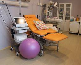 V nových porodních sálech se budou rodičky cítit jako doma