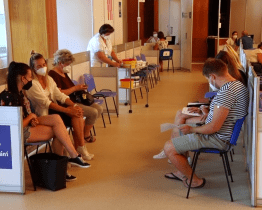 Očkovací centrum se stěhuje zpět do nemocnice