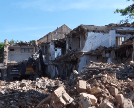 Bývalá mlékárna jde k zemi