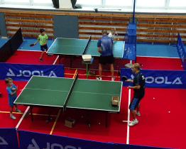 Na prázdninovém kempu si děti zahrály stolní tenis