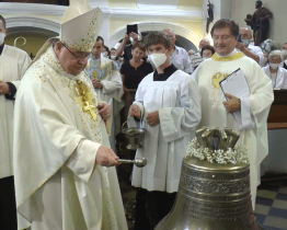 Kardinál Duka posvětil ve Vsetíně kostelní zvony