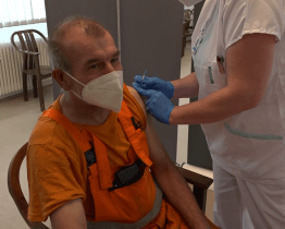 Pro vakcínu si přišlo 99 neregistrovaných zájemců