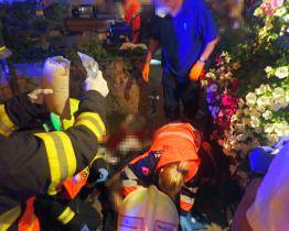 Auto najelo do posezení u restaurace, zranilo několik osob