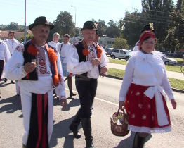Na Slováckých slavnostech vína nescházela skupina krojovaných z Ostrožské Nové Vsi