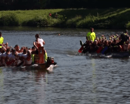 Řeku Moravu obsadily u Hodonína o uplynulém víkendu dračí lodě