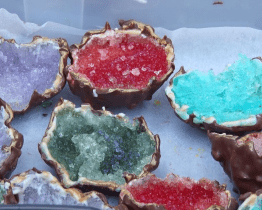 Burzu minerálů ozvláštnilo rozřezávání kamenů