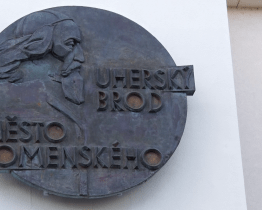 Bronzová plastika Komenského po letech konečně našla nové místo