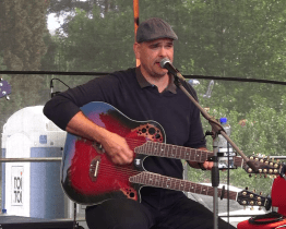 Na Michalské pouti zahrál písničkář Vojta Nedvěd