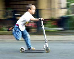 Řidič osobního vozidla srazil dítě na koloběžce, jeho stav je vážný